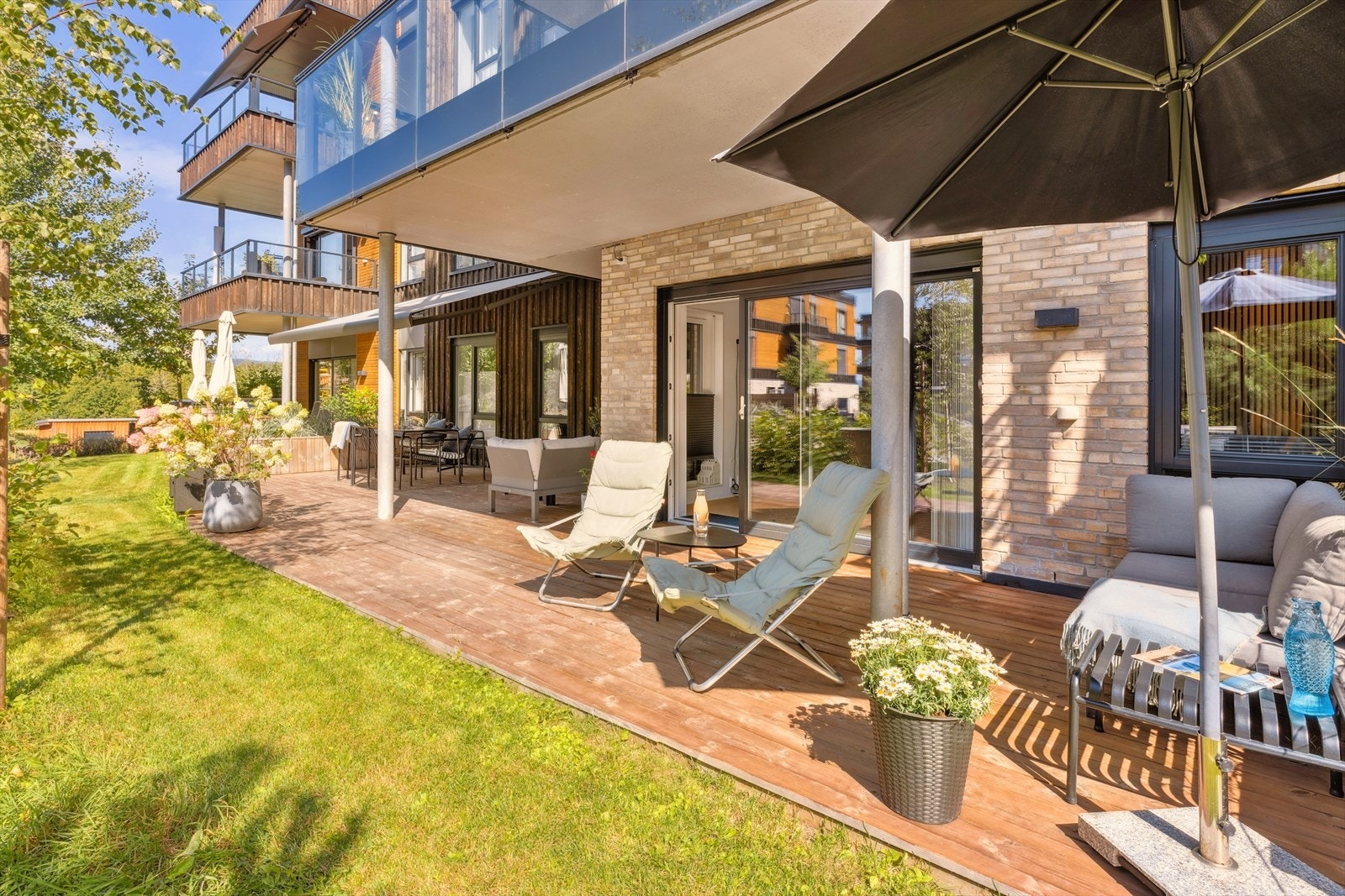 Her er det rikelig med plass for både sittegruppe, spisebord og solsenger. Galleribilde