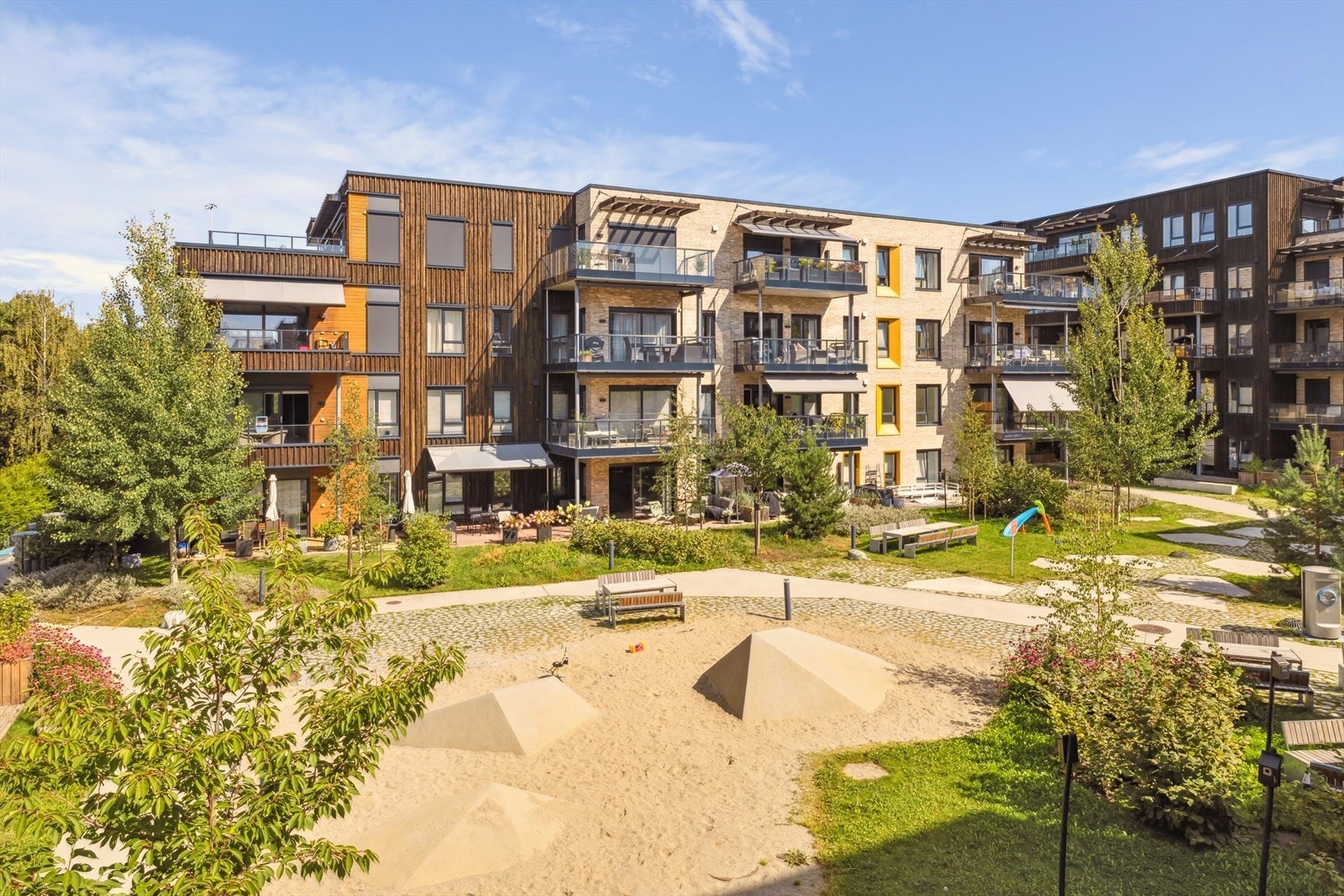 Fellesområdene inkluderer lekeplasser, noe som gjør området ideelt for barnefamilier eller når barnebarna er på besøk. Galleribilde