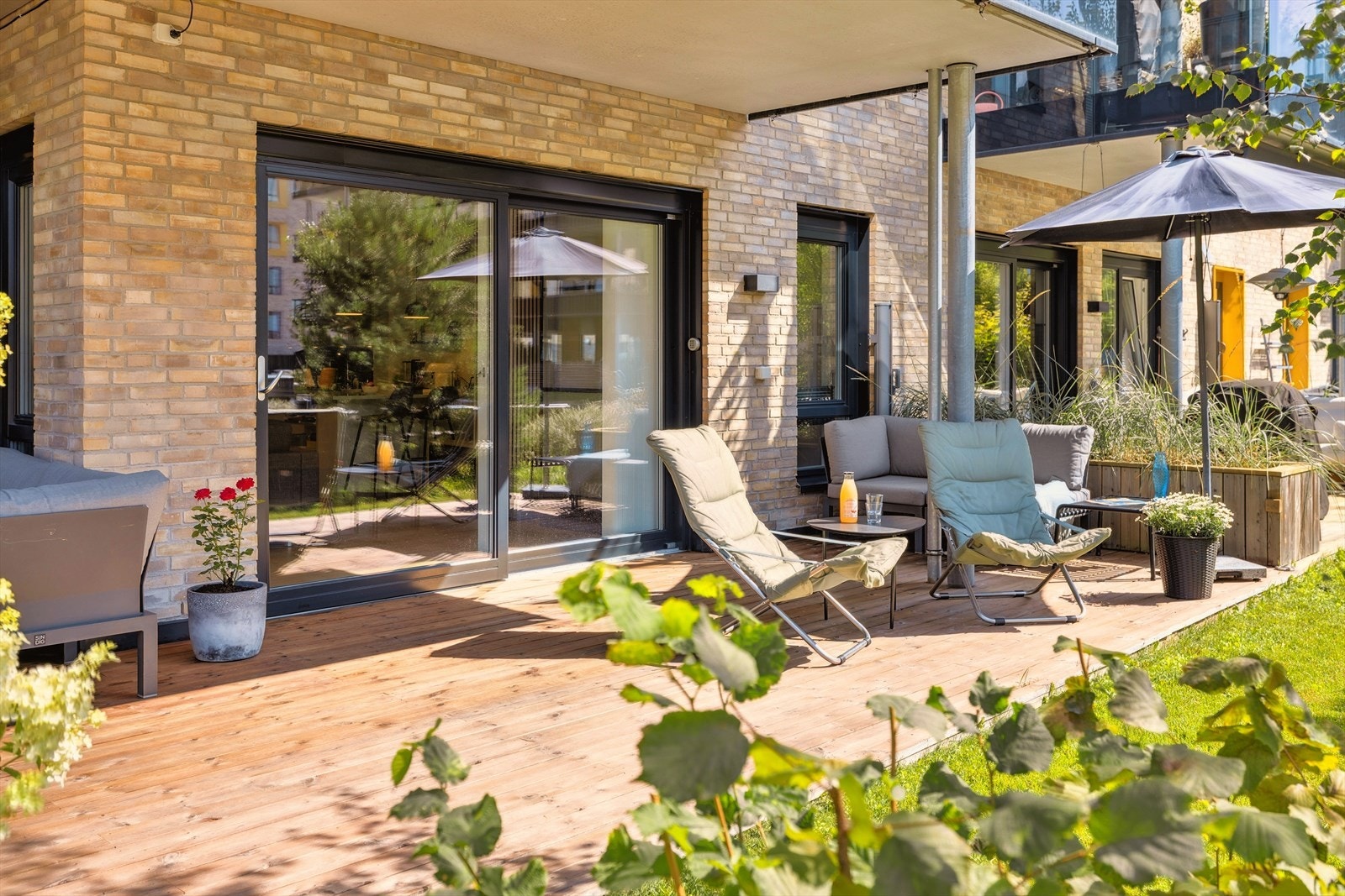 Terrassedøren fra stuen har kodelås med app-styring for enkel og sikker adkomst. Galleribilde