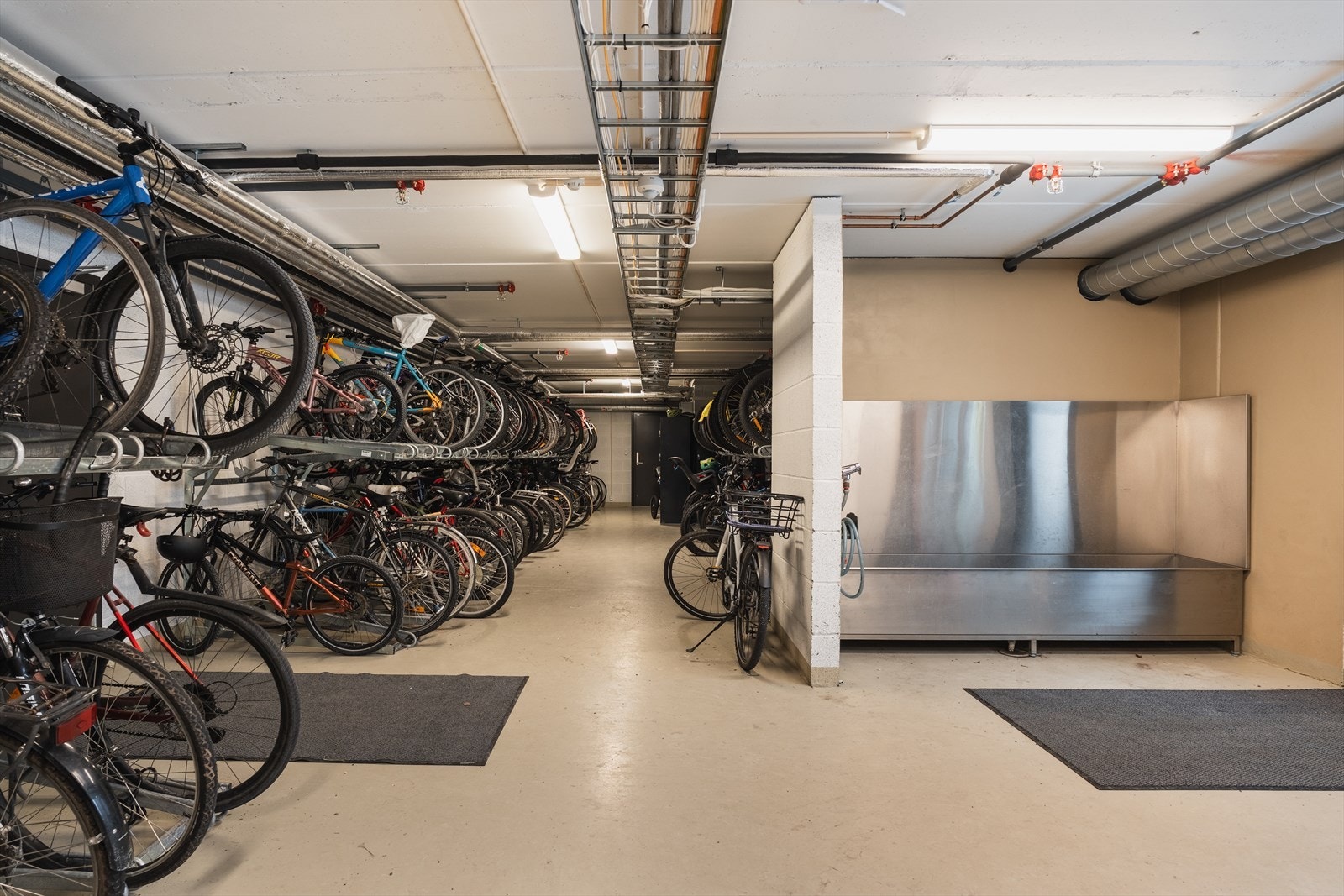 Sameiet har felles sykkelbod med en praktisk vaskestasjon for sykler. Rommet er også alarmsikret om natten. Galleribilde