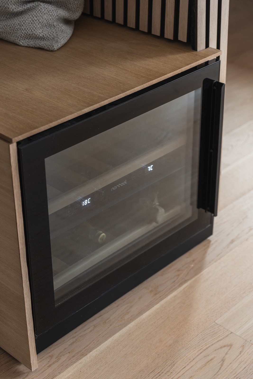 Et integrert vinskap er en av de påkostede detaljene i leiligheten. Galleribilde