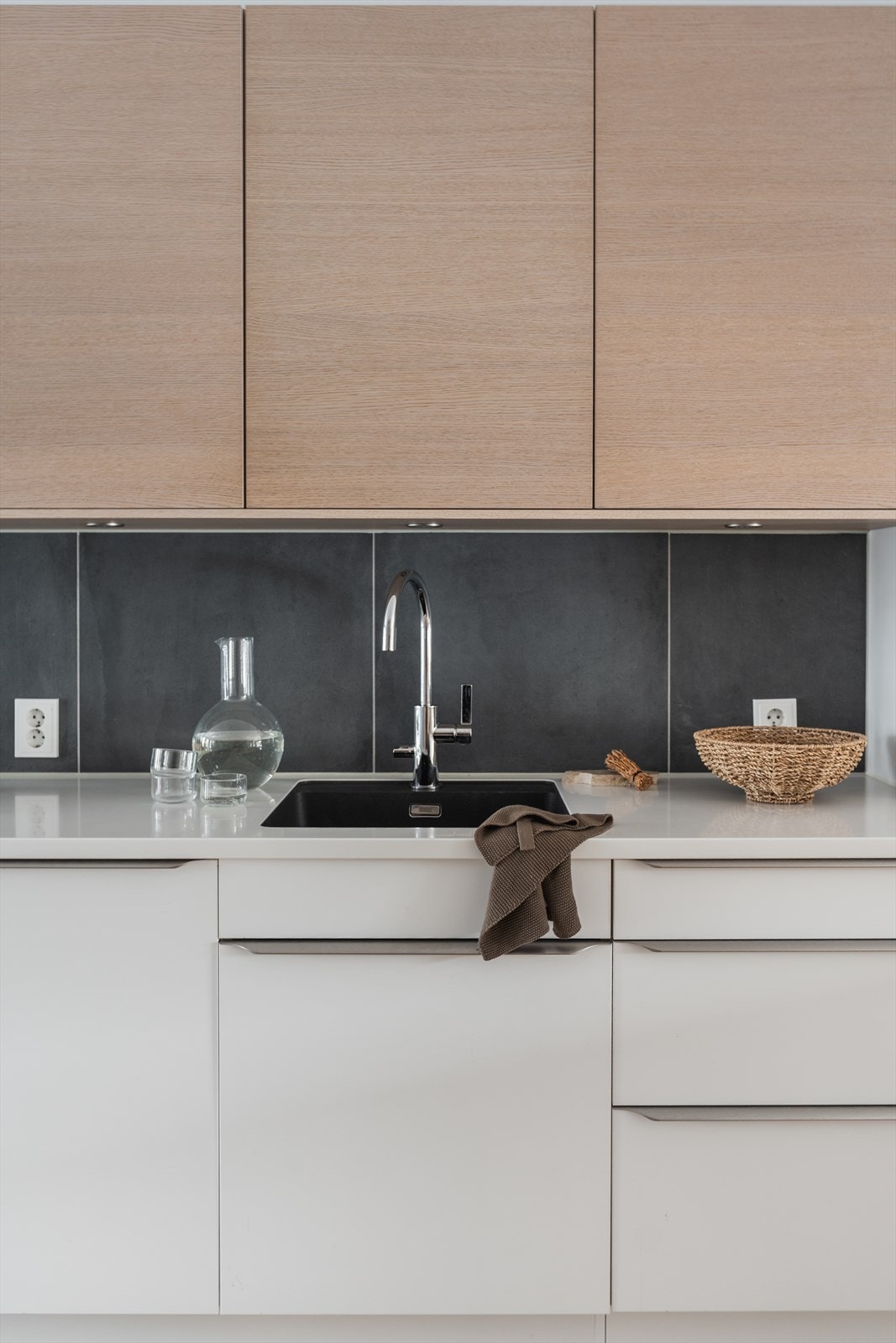 Benkeplaten er i slitesterk kompositt, som gir et eksklusivt og vedlikeholdsvennlig preg. Galleribilde