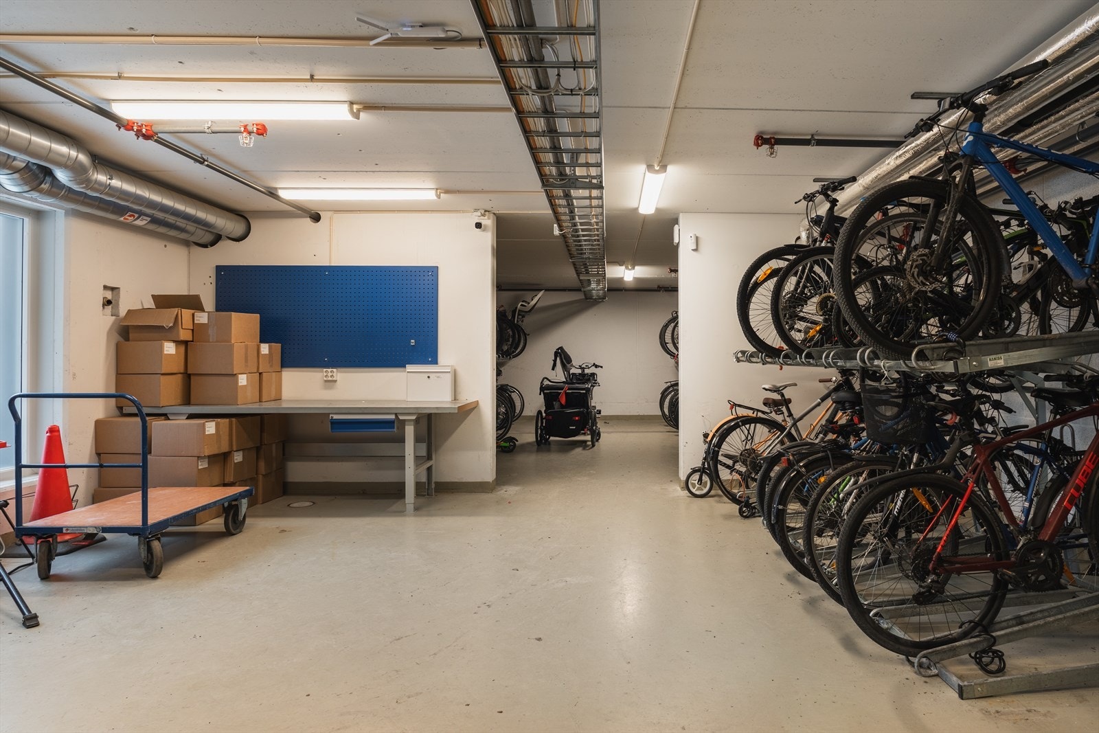 I tillegg til den innvendige boden medfølger to eksterne boder på 5 m² hver i kjelleren. Galleribilde