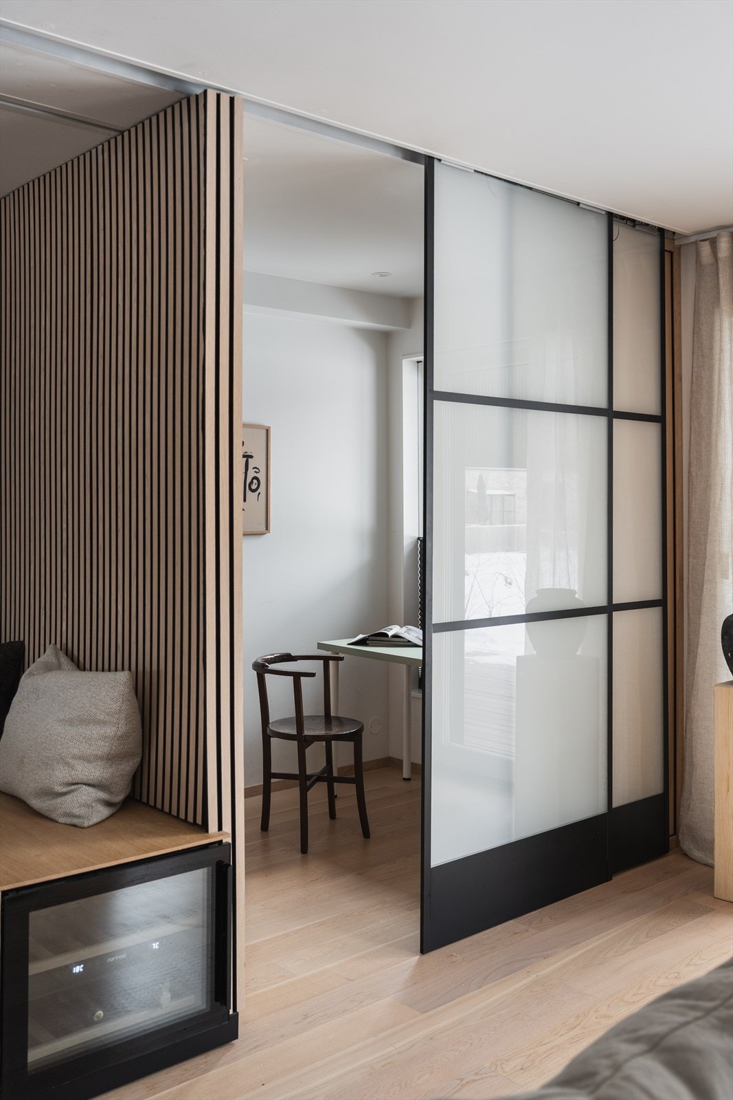 Smart rom/hjemmekontor. Tenkt som kontor/gaming og soverom. Smartglassvegg som kan bli gjennomsiktig eller hvite ved trykk på en knapp! Integrert vin kjøler med to soner. Rød/hvit. Galleribilde