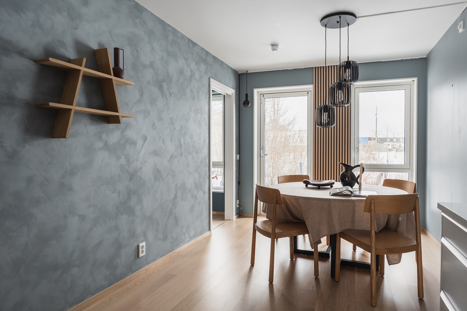 Spisestuen har god plass til hyggelige sammenkomster med familie og venner. Galleribilde