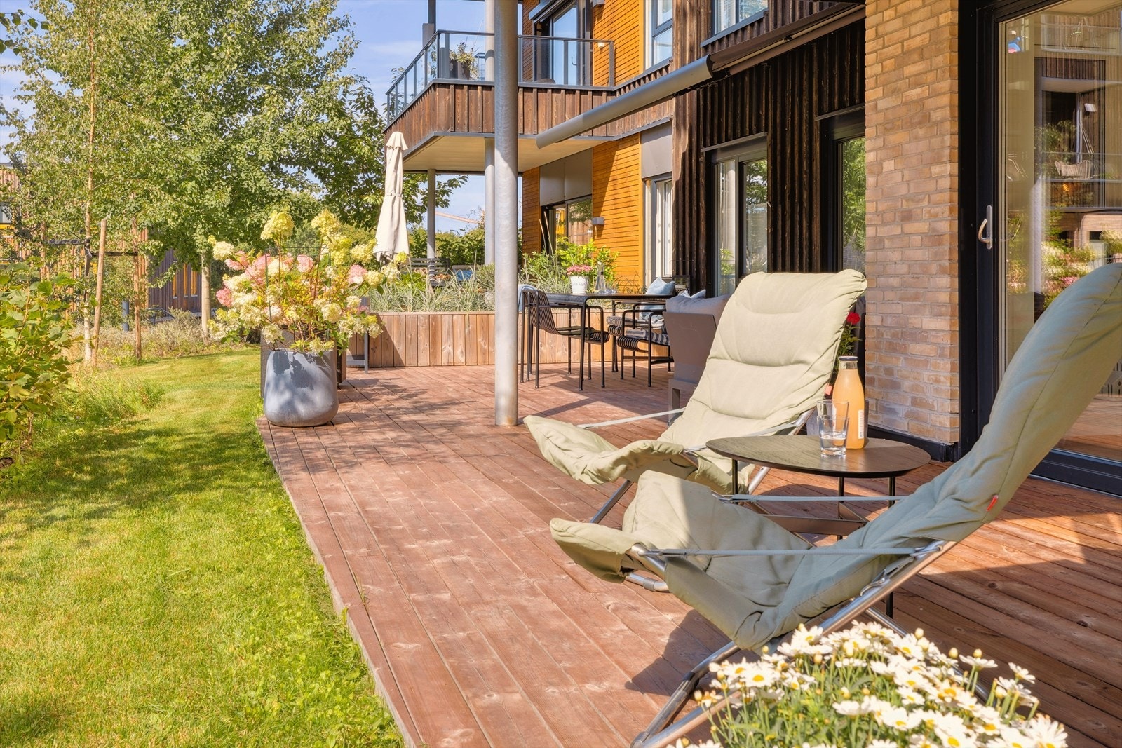 Uteplassen er pent opparbeidet og gir rom for både avslapning og sosiale sammenkomster. Her kan du nyte sol fra tidlig formiddag til sen kveld! Galleribilde