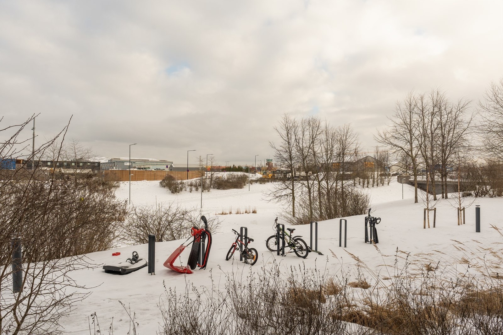 Nærområdet byr på flotte turmuligheter året rundt. Den nærliggende bakken kan brukes til akebakke for de minste. Galleribilde