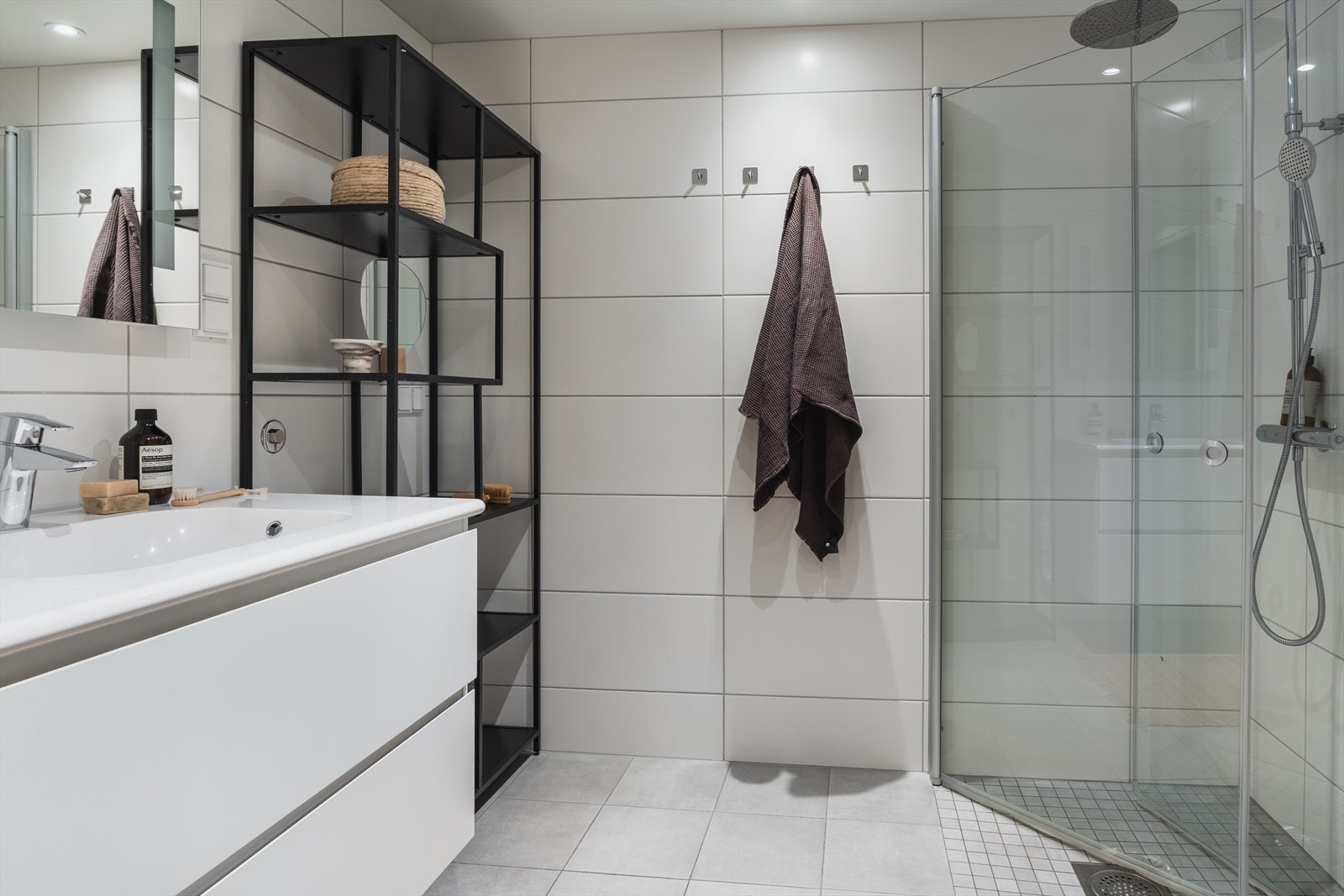 Det ene av to bad, med nedfelt servant i møbel og dusjhjørne. Galleribilde