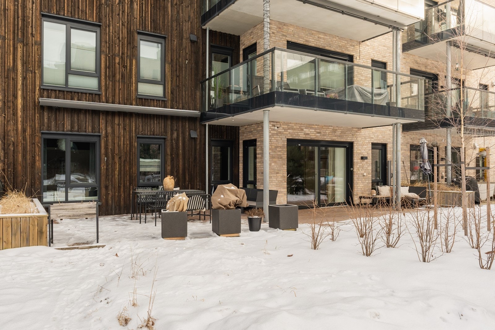 Bygget har en moderne arkitektur med en kombinasjon av tegl og trepanel. Galleribilde