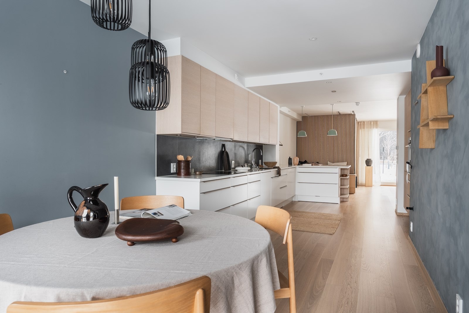 I tilknytning til kjøkkenet er det en naturlig plass for et stort spisebord. Her får man plass til langbordet med hele familien! Galleribilde