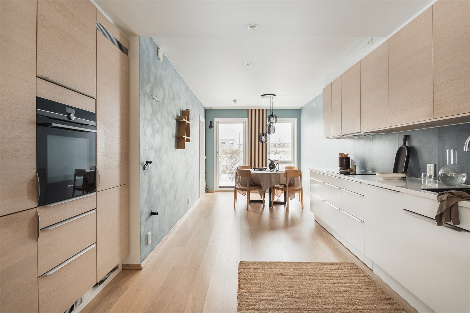 Fra spisestuen er det direkte utgang til en terrasse med morgen og formiddagssol! Galleribilde