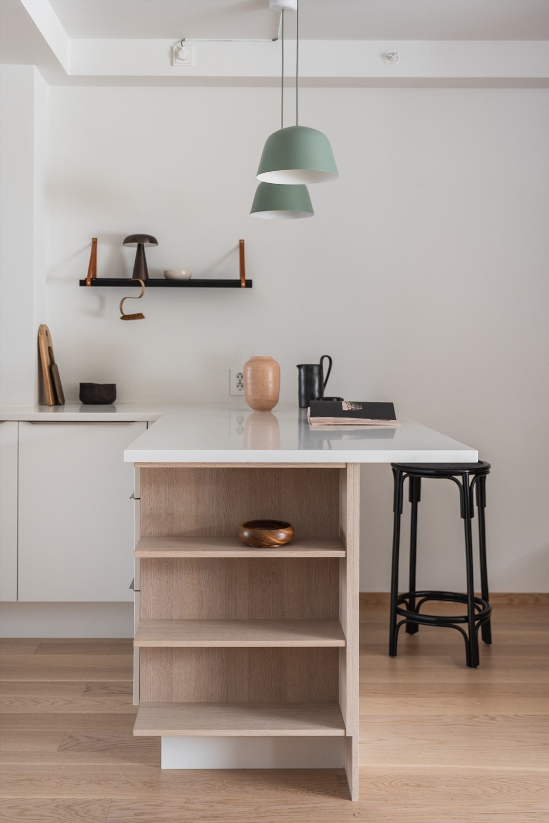 Åpne hyller i kjøkkenøya gir praktisk oppbevaring og en dekorativ detalj. Det er også laget til sokkelskuffer. Galleribilde