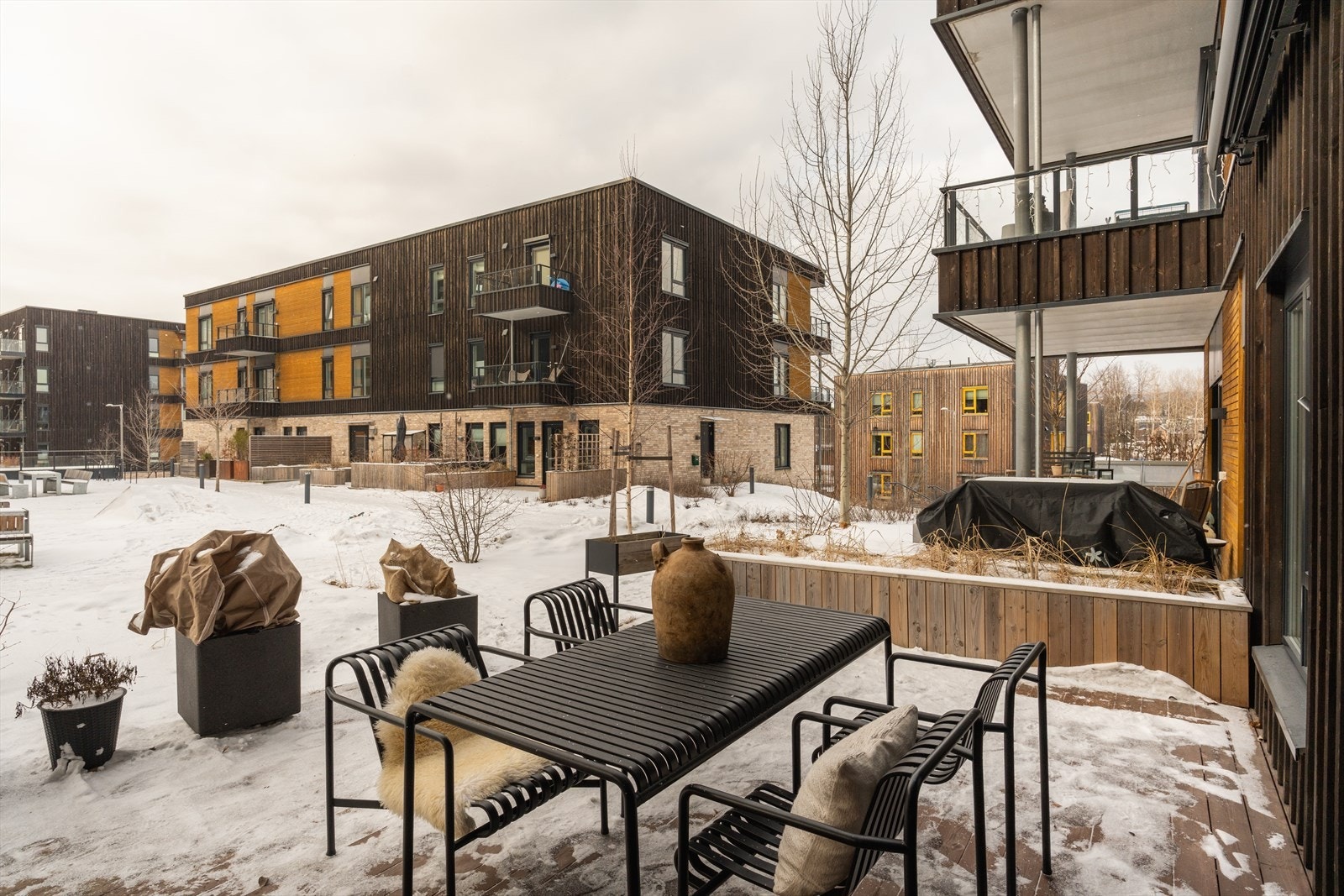 Uteplassen er delvis overbygget, noe som gir ly for vær og vind. Galleribilde