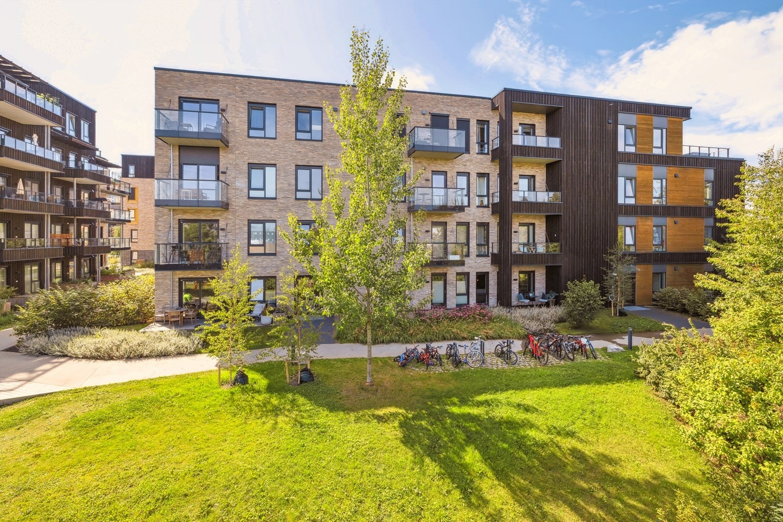 Sameiet har ordnede forhold med vaktmestertjenester og gartner, så her er det ingen dugnadsplikt! Galleribilde