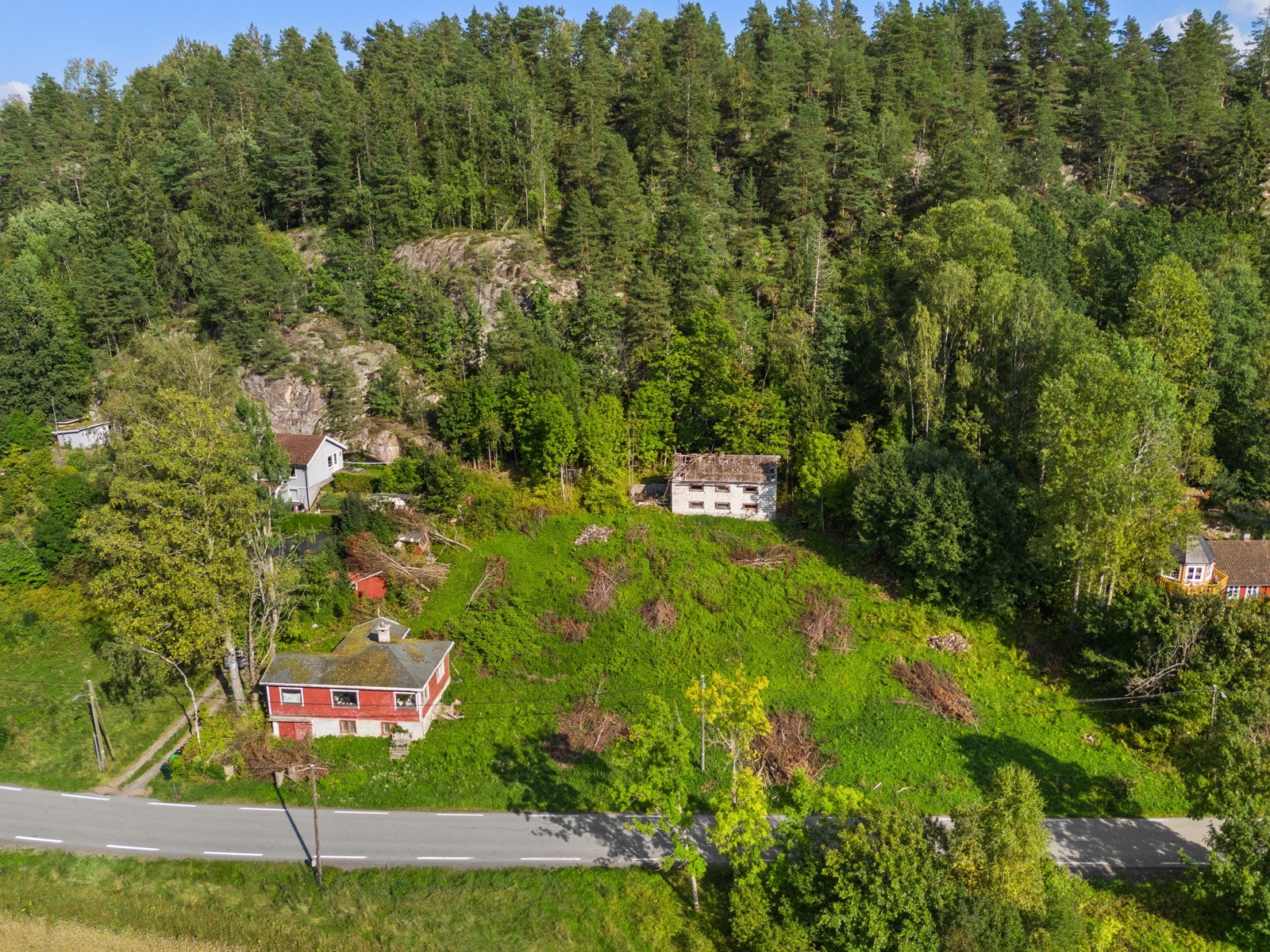 Boligtomt med kondemnable bygninger for salg i Holmsbu. Foto: Damian Misiewicz Galleribilde