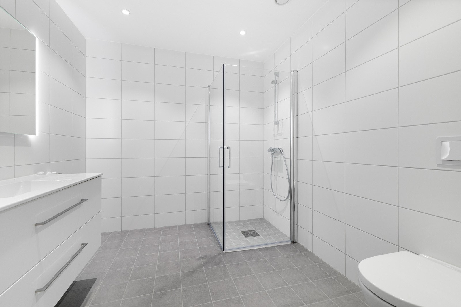 Badet er flislagt i delikate farger, og har varme i gulv. Galleribilde