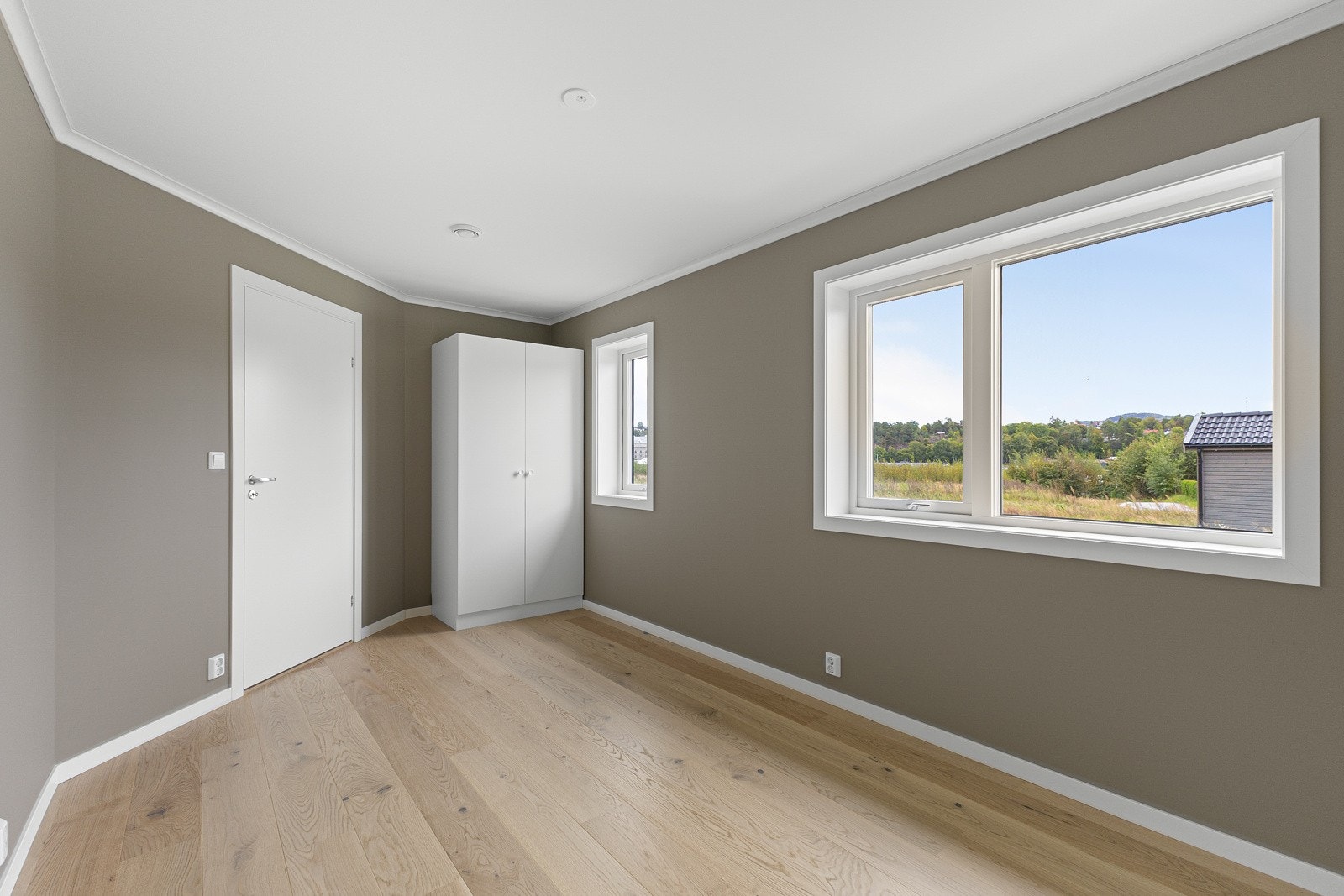 Soverom l har garderobeskap som medfølger. Galleribilde