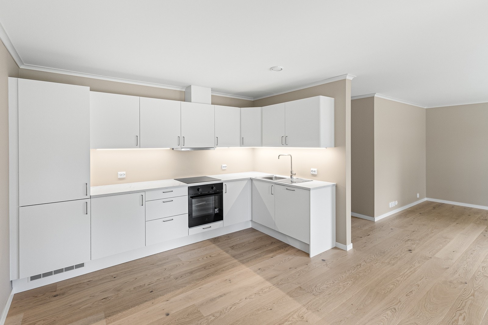 Det er integrerte hvitevarer fra Electrolux som kjøleskap med fryser, komfyr, platetopp, fritthengende ventilator og oppvaskmaskin. Galleribilde