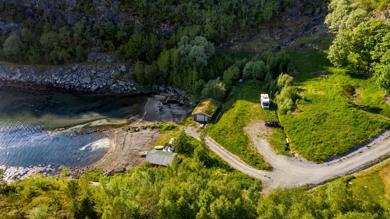 Like ved tomtene ligger badeplass, samt én nausttomt til hver tomt. Galleribilde