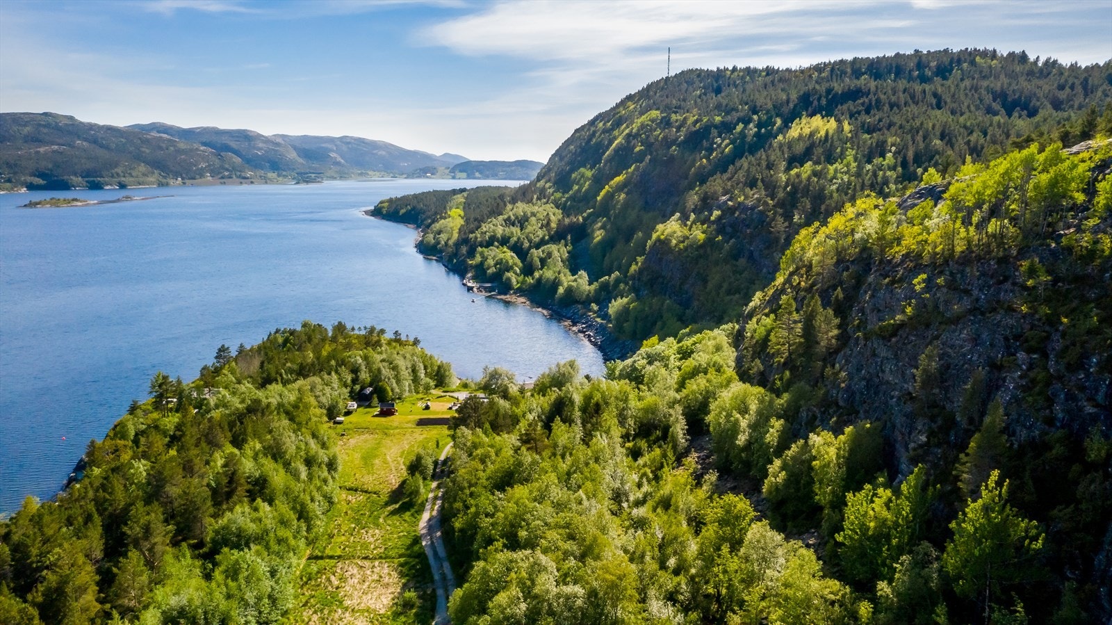 Det er ca. 3 km til Råkvåg sentrum med dagligvarebutikk, samt hyggelige spisesteder og ikke minst den historiske bryggerekka. Galleribilde