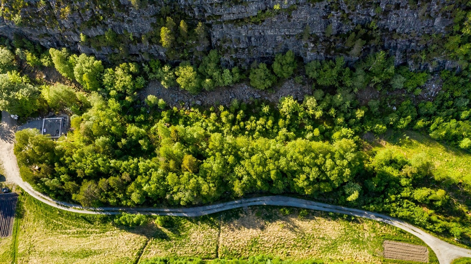 Oversiktisbilde over tomtene. Tomt A er på 909 kvm, mens tomt B er på 1288 kvm. Galleribilde