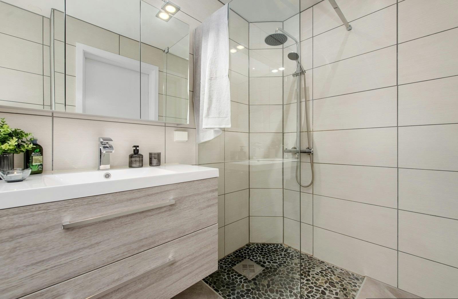 Badet er på ca 5m2 og har varmekabler i gulv Galleribilde