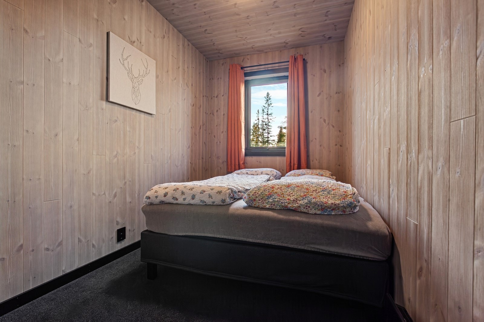 Soverommene har teppeflis på gulv med panel på vegger og himling. Galleribilde