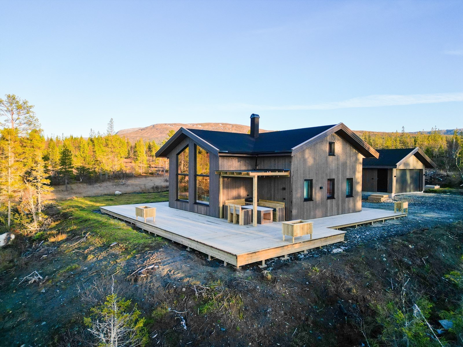 Eiendommen ligger i meget naturskjønne omgivelser med en meget solrik tomt. Galleribilde