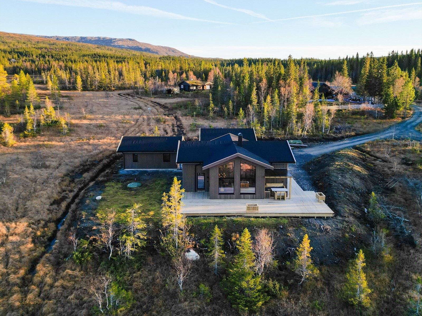 Den gruslagte gårdsplassen gir deg flere biloppstillingsplasser til både deg selv og gjester. Galleribilde