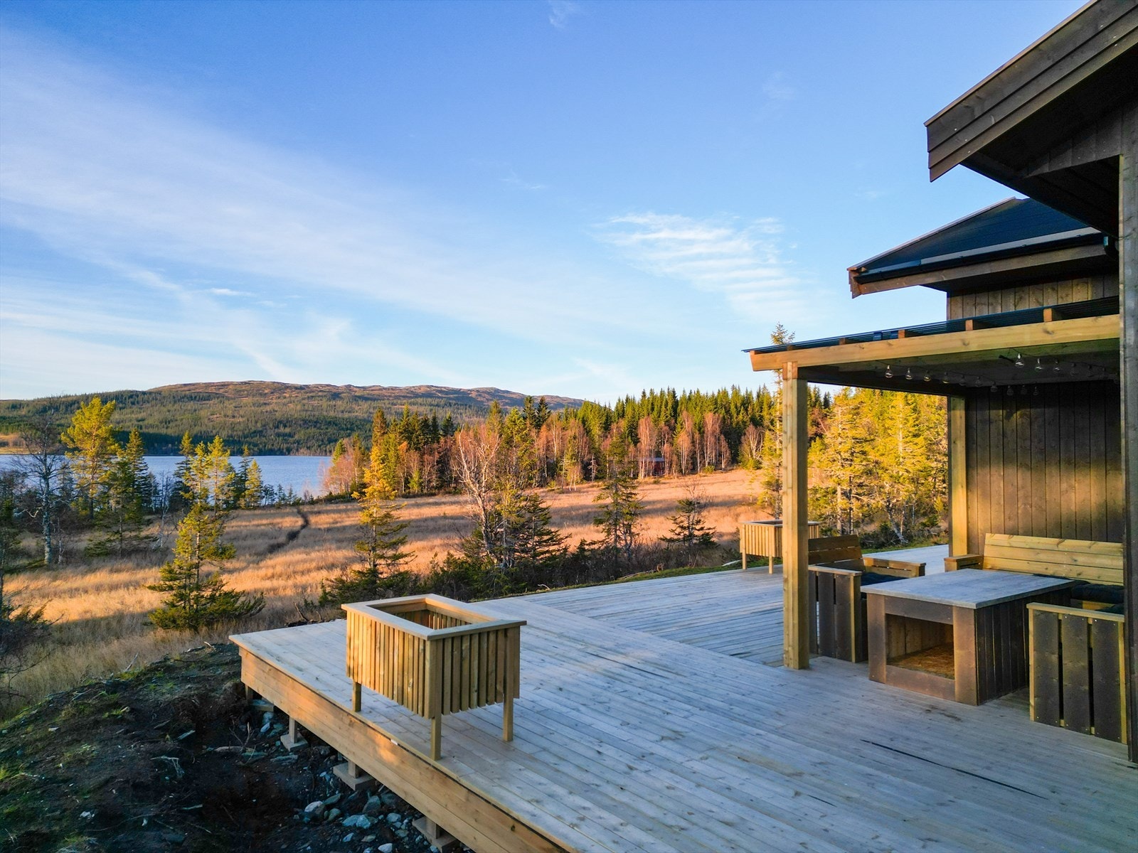 Markterrassen fungerer som en forlengelse av stuen, og med overbygd pergola er alt tilrettelagt for nydelige dager og kvelder hele året rundt. Galleribilde