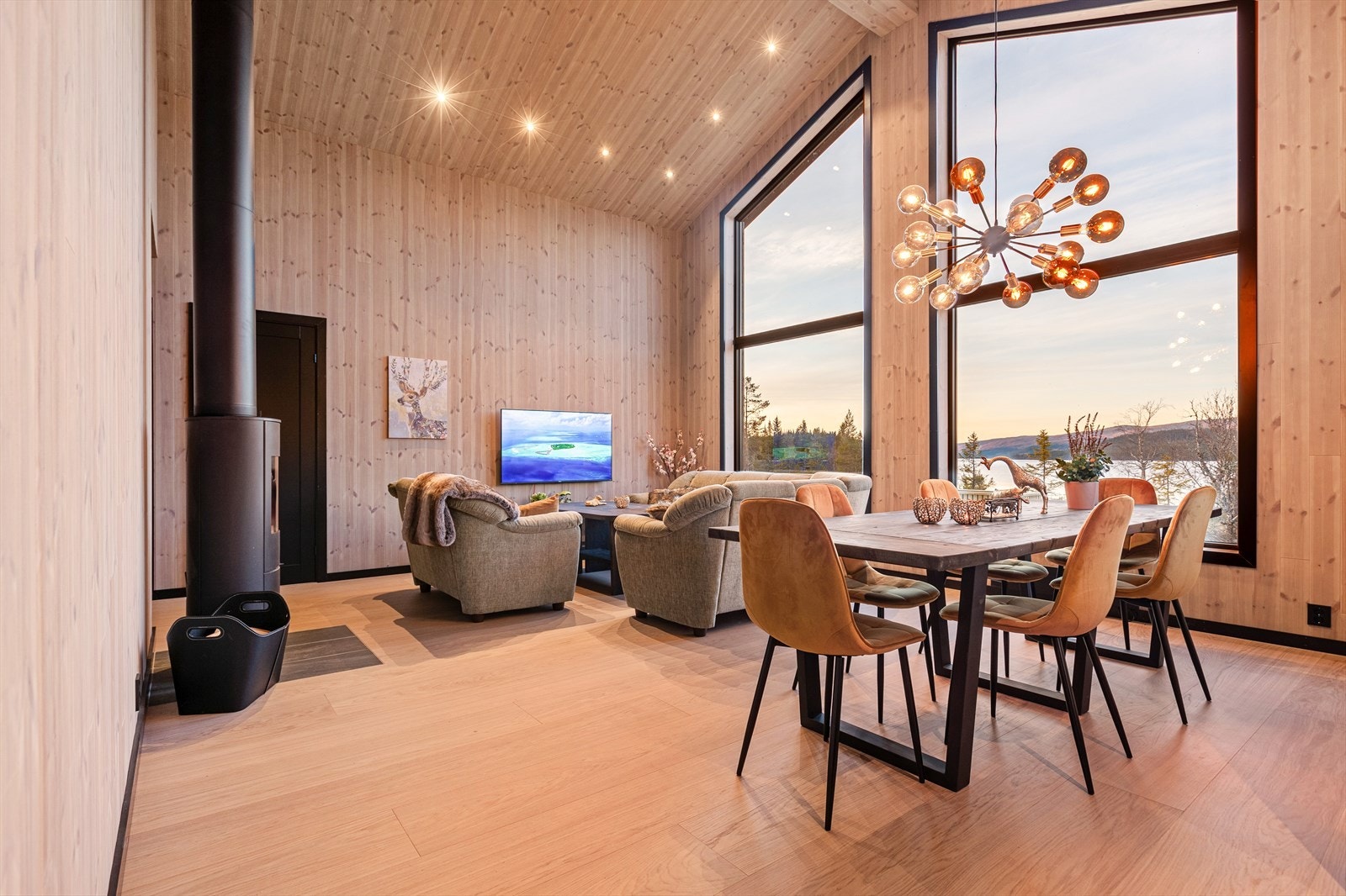 Det er installert vedovn som sikrer en god og varm temperatur selv på kalde vintersdager, samt varmekabler som kan styres via wifi. Galleribilde