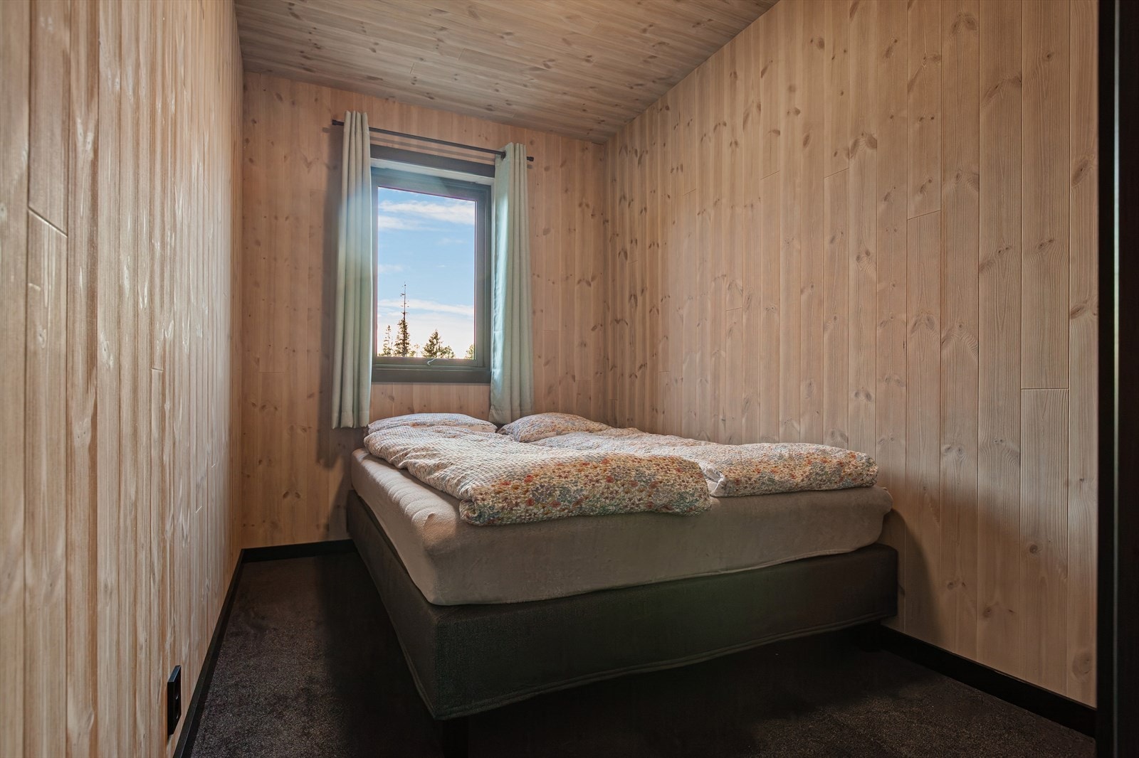 Soverommet er vendt ut mot de naturskjønne omgivelsene. Galleribilde