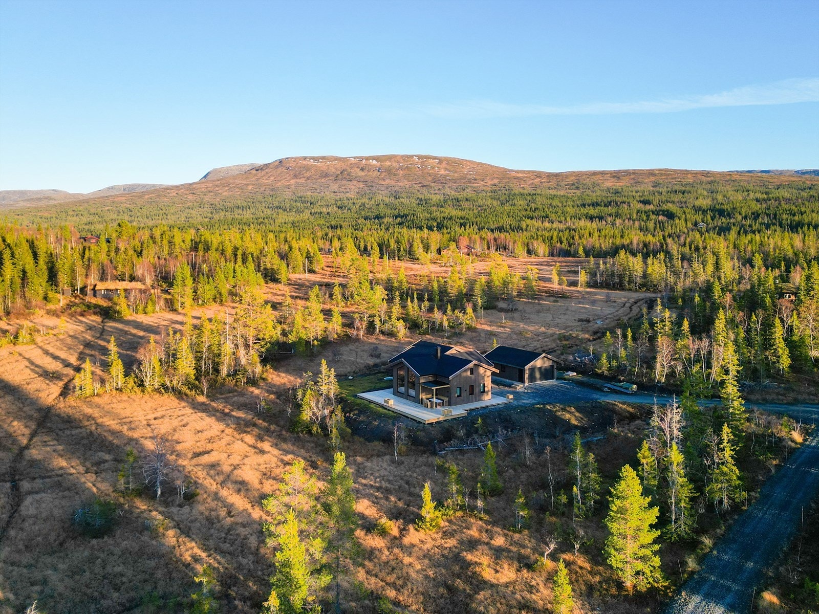 Flott, opparbeidet tomt med stor gårdsplass. Galleribilde