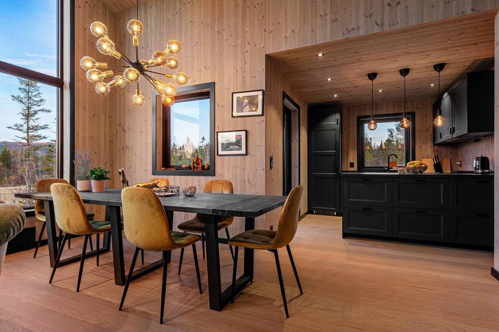 Stuen og kjøkkenet ligger i en åpen løsning med en fin spiseplass i overgangssonen. Galleribilde