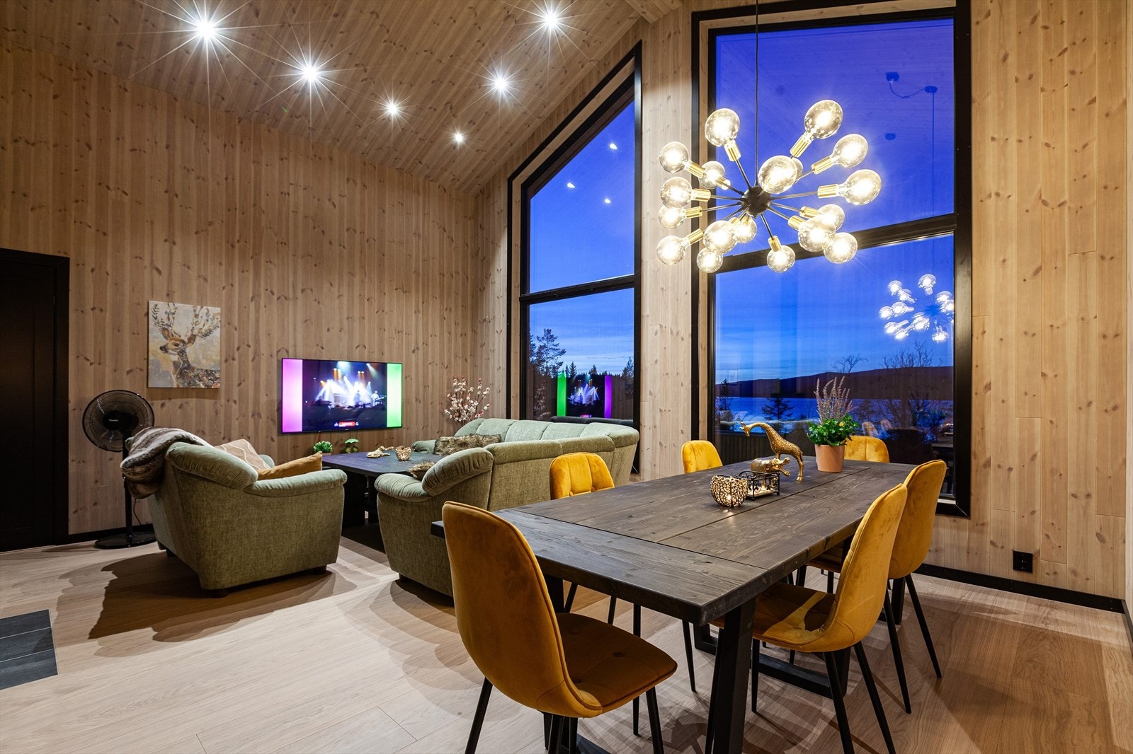 Stuen nyter av meget god takhøyde samt store vindusflater som sørger for en lys og luftig atmosfære. Galleribilde