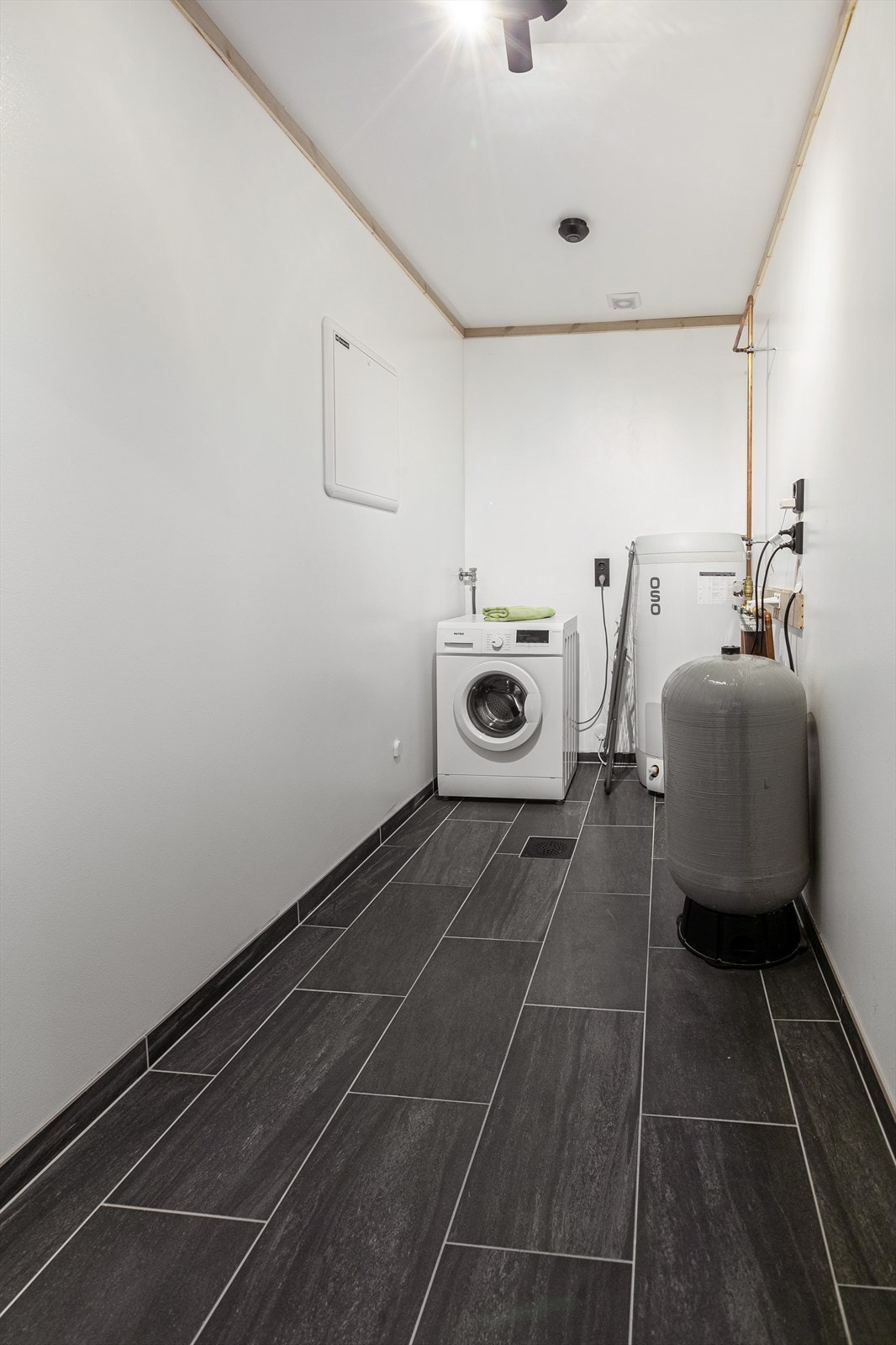 Hytta har eget praktisk vaskerom som er målt opp til 7 kvm, og utstyrt med rørfordelingsskap, opplegg vaskemaskin, bereder og akkumolatortank. Galleribilde