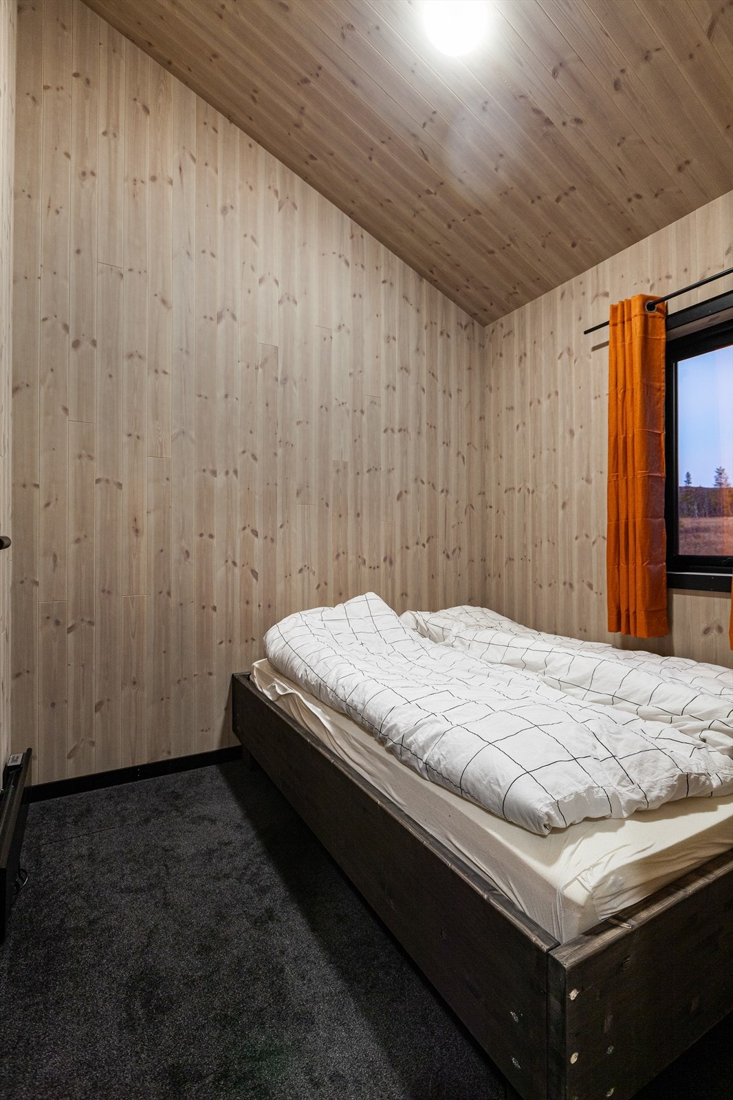 Det er lagt teppeflis på gulv og panelvegger på begge soverommene. Galleribilde