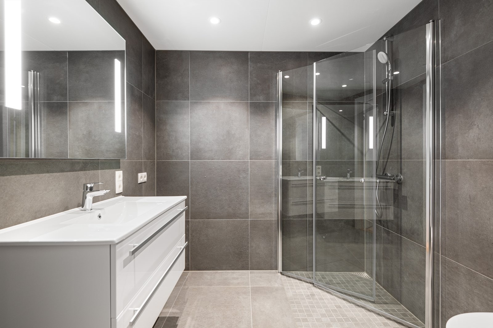 NB! Bildet er tatt fra en leilighet i 2.etg. - Pent flislagt bad med varme i gulv og opplegg for vaskemaskin. Galleribilde