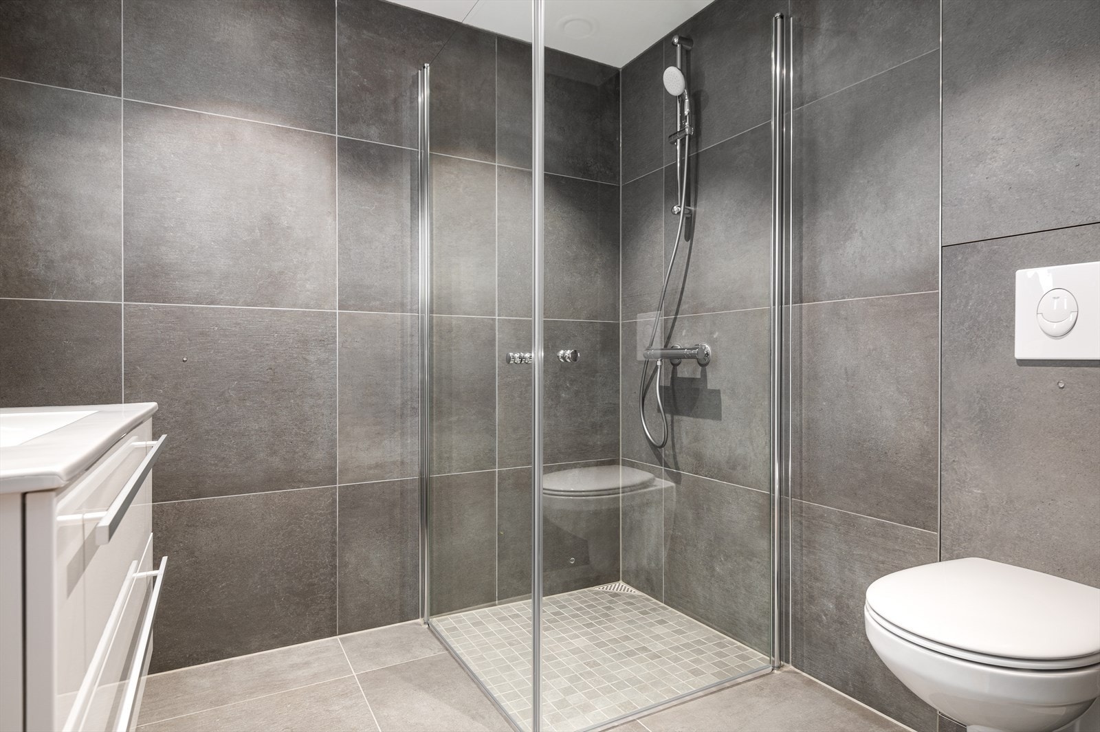 NB! Bildet er tatt fra en leilighet i 2.etg. - Baderomsinnredning fra kvalitetsleverandøren HTH. Galleribilde