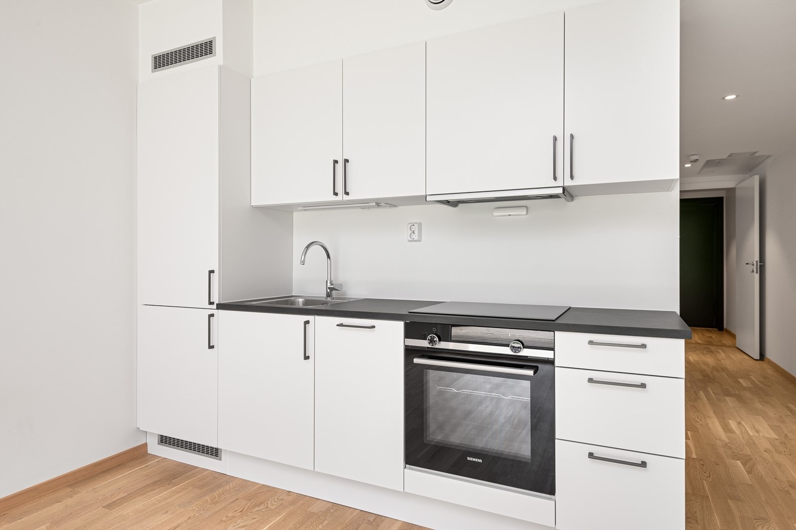 NB! Bildet er tatt fra en leilighet i 2.etg. - Kjøkken med integrerte hvitevarer. Galleribilde