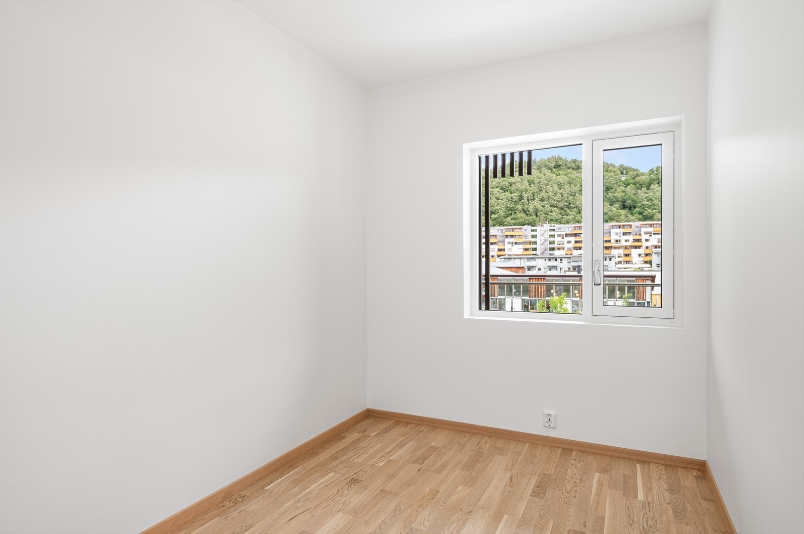 NB! Bildet er tatt fra en leilighet i 2.etg. - Soverommet er på ca. 8kvm med plass til garderobe samt skrivepult. Galleribilde