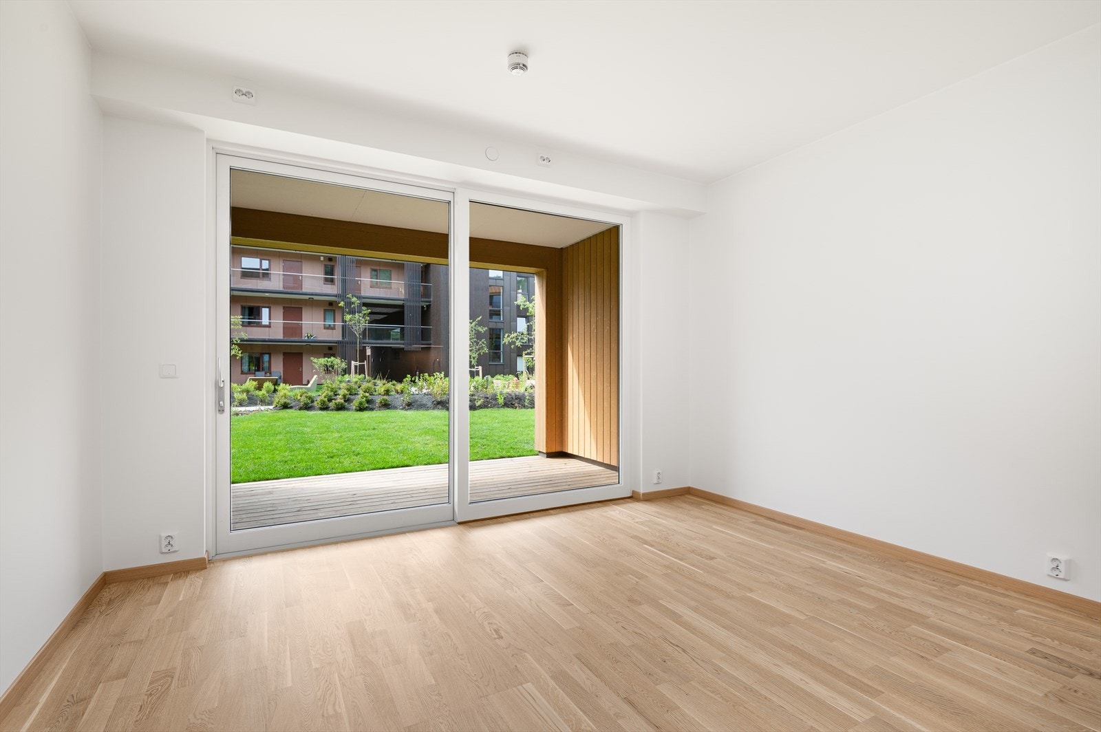 NB! Bildet er tatt fra en leilighet i 2.etg. Romslig stue med utgang til en solrik balkong Galleribilde