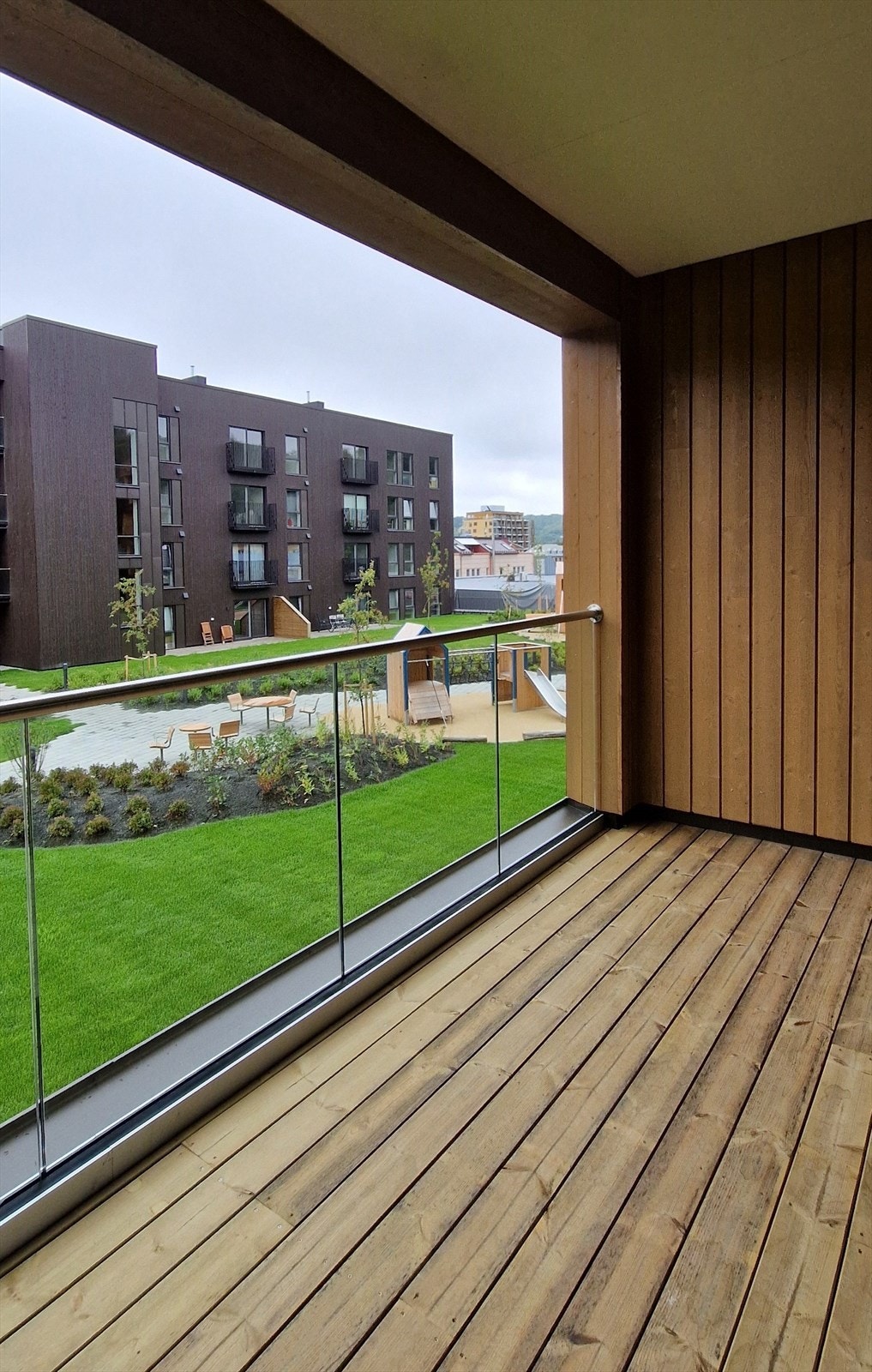 Stor og solrik sørvestvendt balkong på 8kvm Galleribilde