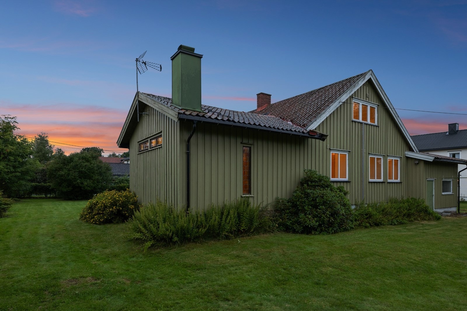 Eiendommen et flott opparbeidet uteområde både på fremsiden og baksiden Galleribilde