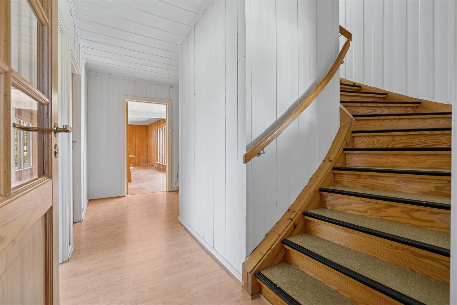 Trappeoppgang i tilknytning til entré som leder opp til 2. etasje Galleribilde