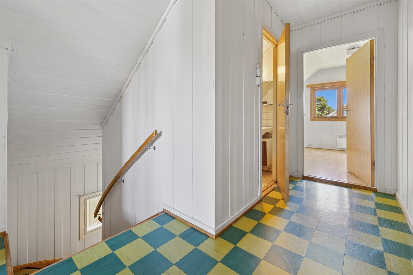 2. etasje har eget toalett, to store soverom og rikelig med lagring Galleribilde