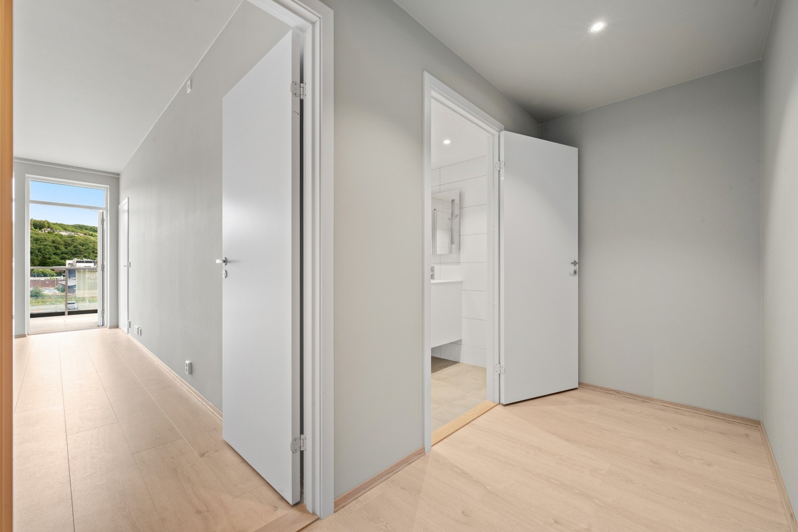 Romslig gang/entre Galleribilde