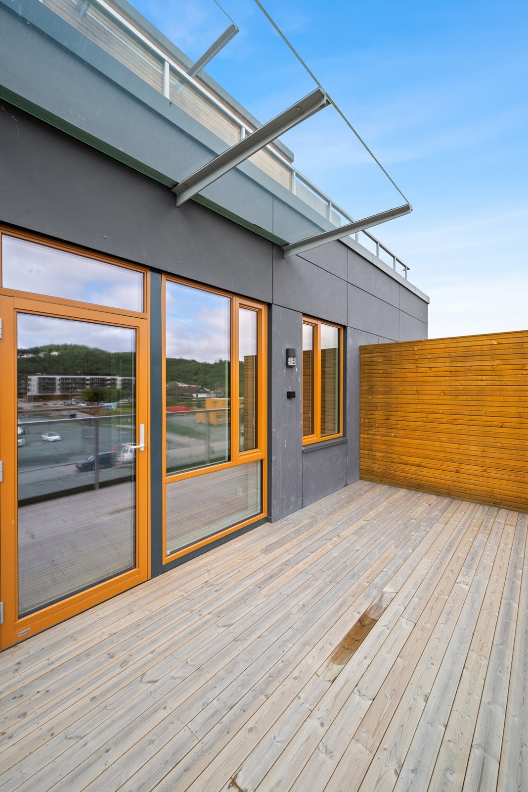 Romslig balkong med muligheter for ulik møblering Galleribilde