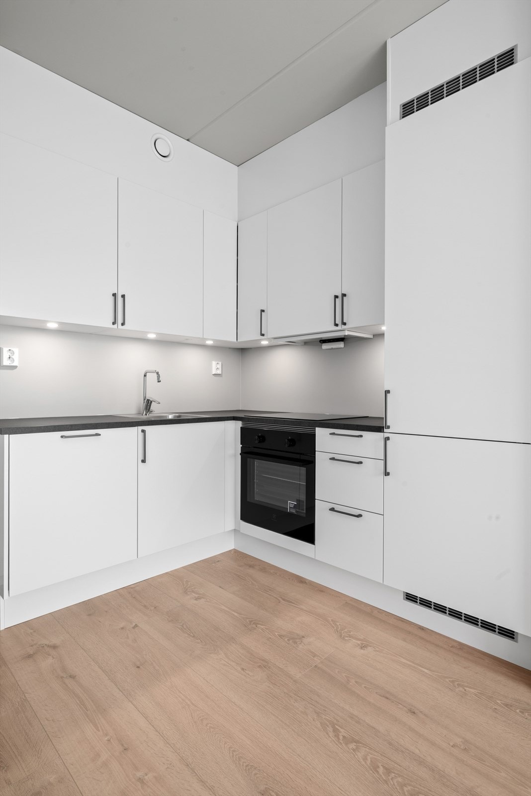 Rikelig med skap og benkeplass Galleribilde