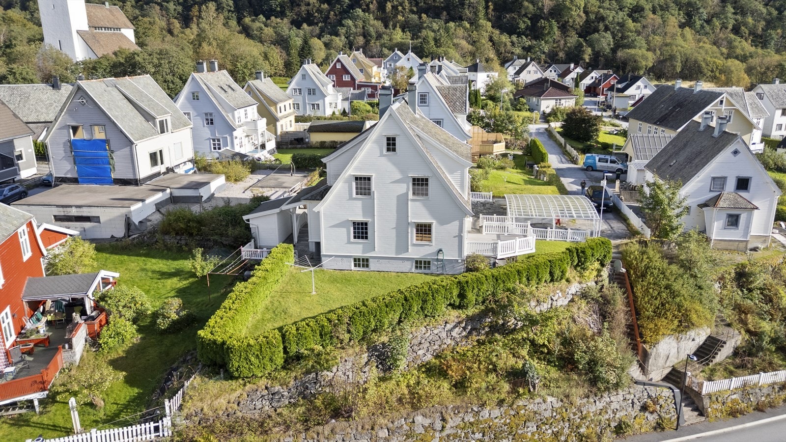 Eigedommen har ein usjenert- og fint opparbeida hage Galleribilde